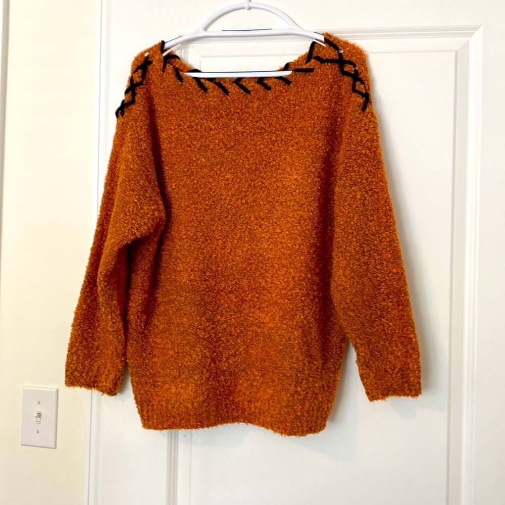 Sweater with knit scent